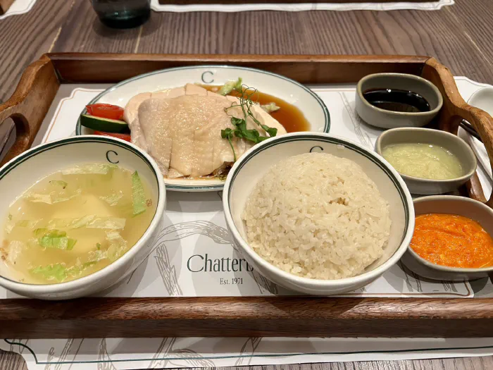 チキンライス、スープ、3種のソースがトレイに並んだ定食
