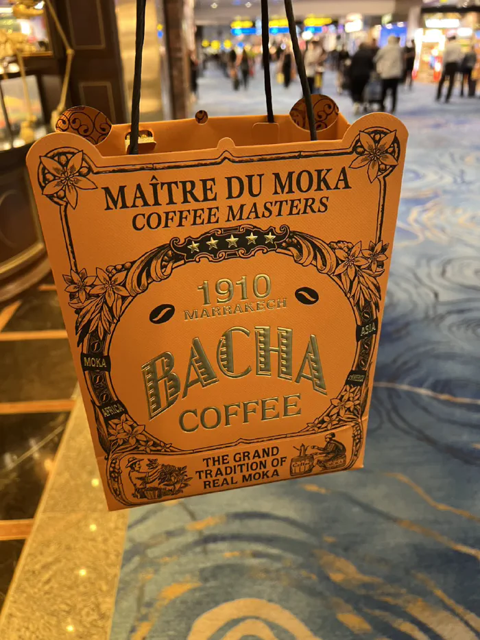 空港の通路で提げられたBacha Coffeeの紙袋